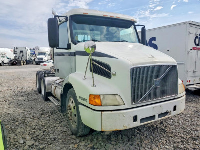Volvo Vn 1999 4VG7DBPF8XN776664