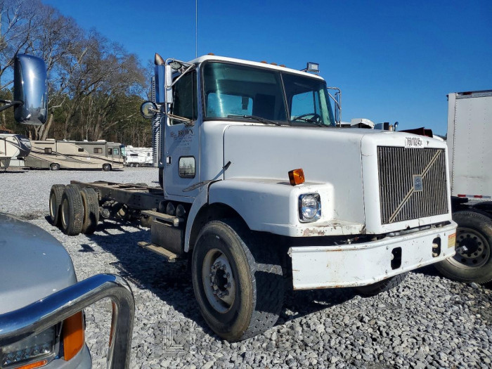 Volvo  1999 VIN 4VHJCABE1XN863674