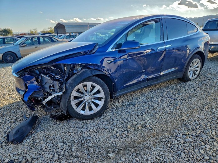 Tesla Model x 2018 VIN 5YJXCAE21JF092003