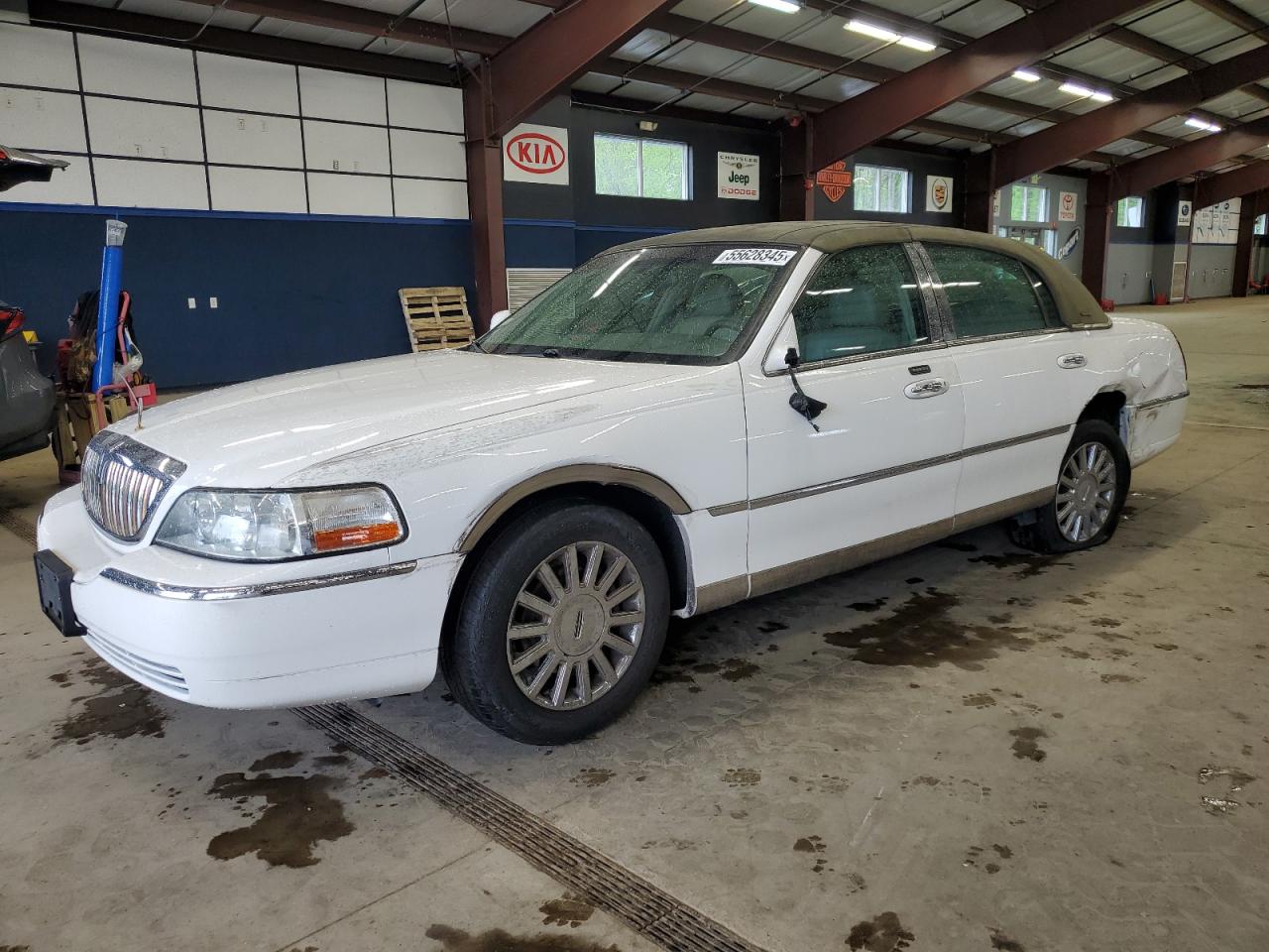 LINCOLN TOWNCAR 2005 1LNHM81WX5Y606872