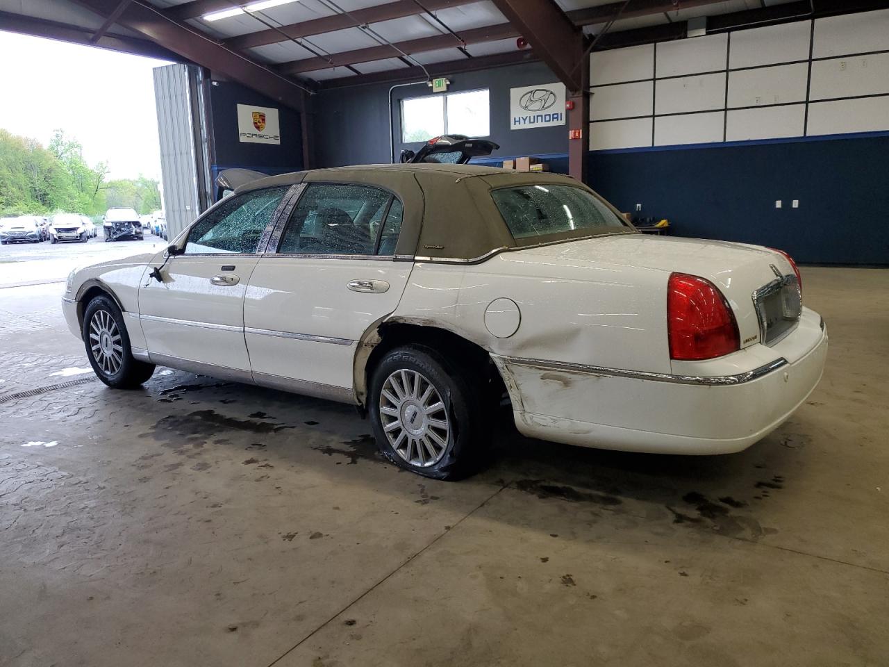 LINCOLN TOWNCAR 2005 VIN 1LNHM81WX5Y606872 фото 2