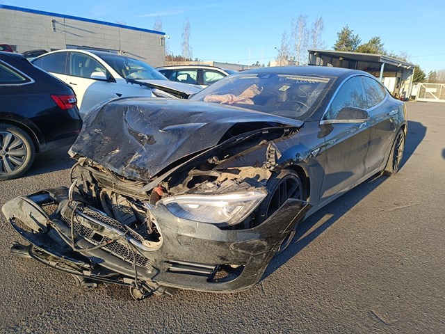 Tesla S 2015 VIN 5YJSA7E28FF101564 фото 2