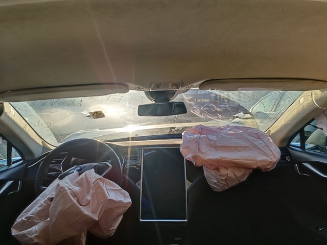 Tesla S 2015 VIN 5YJSA7E28FF101564 фото 9