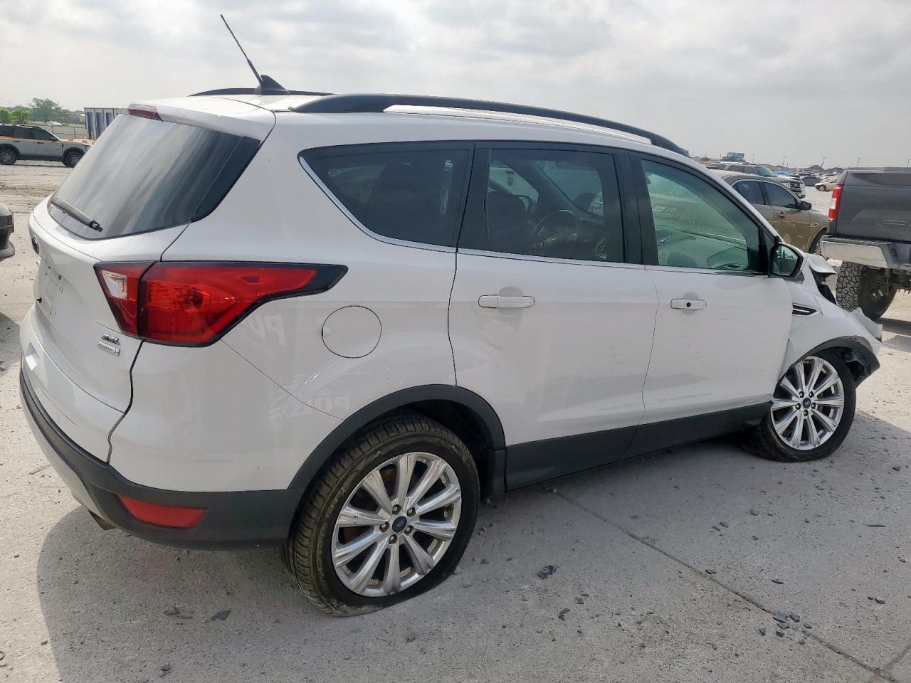 FORD ESCAPE 2019 VIN 1FMCU0HD8KUC25623 фото 3