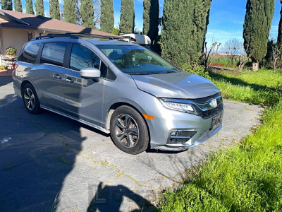 Honda Odyssey 2018 5FNRL6H87JB012080