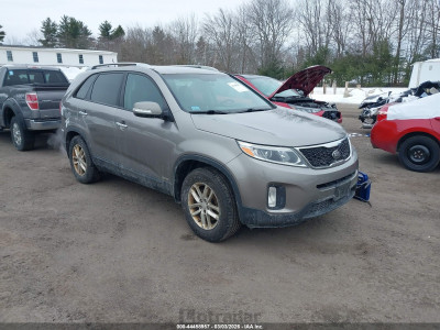 Kia Sorento 2015 5XYKTCA65FG652622