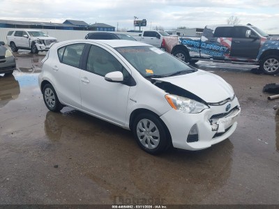 Toyota Prius c 2014 JTDKDTB39E1566147