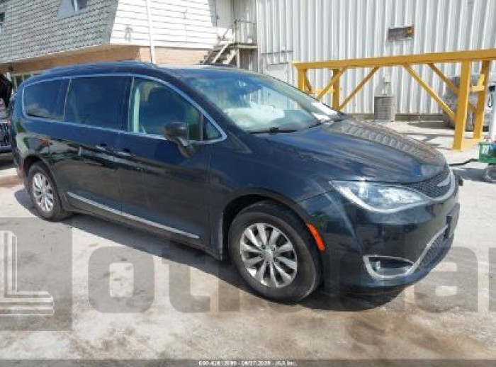 CHRYSLER PACIFICA 2018 VIN 2C4RC1BG1JR261725