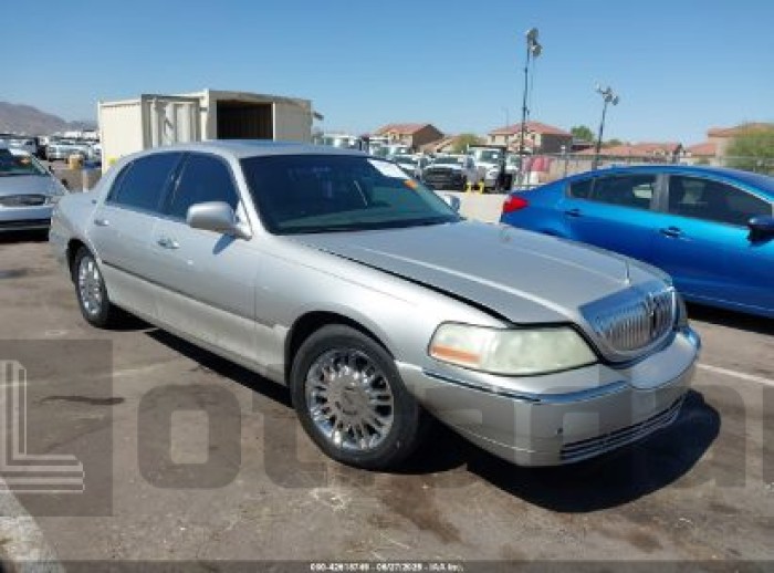 LINCOLN TOWN CAR 2007 VIN 1LNHM82W67Y624724