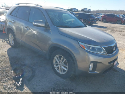 Kia Sorento 2015 5XYKTCA68FG636088