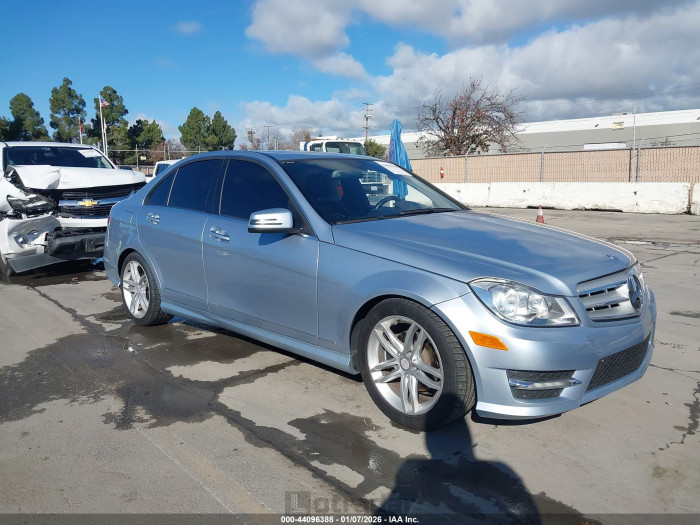 Mercedes-benz C-klasse 2013 VIN WDDGF4HBXDA786826