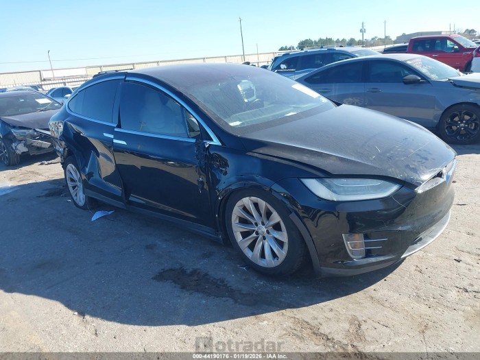 Tesla Model x 2017 VIN 5YJXCDE25HF035573