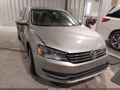 Volkswagen Passat 2012 1VWBH7A30CC098322