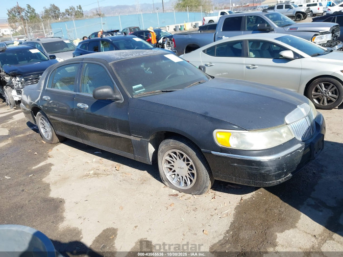 Lincoln TOWN CAR 2002 VIN 1LNHM82W52Y608961