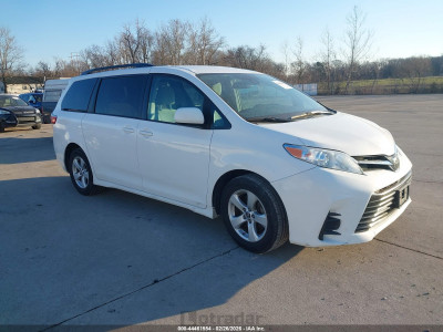 Toyota Sienna 2018 5TDKZ3DC8JS917254