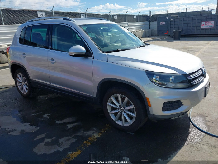 Volkswagen Tiguan 2017 VIN WVGRV7AX7HK005415