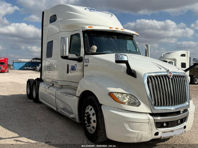 International   2018 3HSDZAPR0JN422027