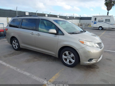 Toyota Sienna 2017 5TDKZ3DC5HS843687