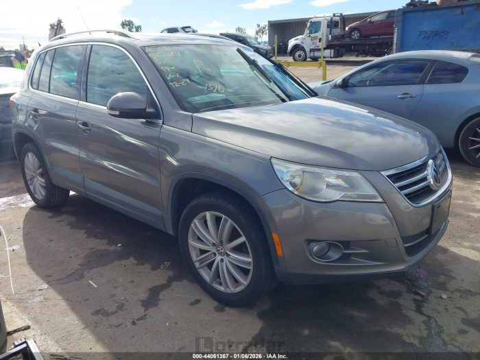 Volkswagen Tiguan 2011 VIN WVGAV7AX0BW521029