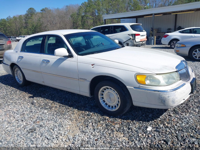 Lincoln TOWN CAR 2000 VIN 1LNHM82W0YY935910