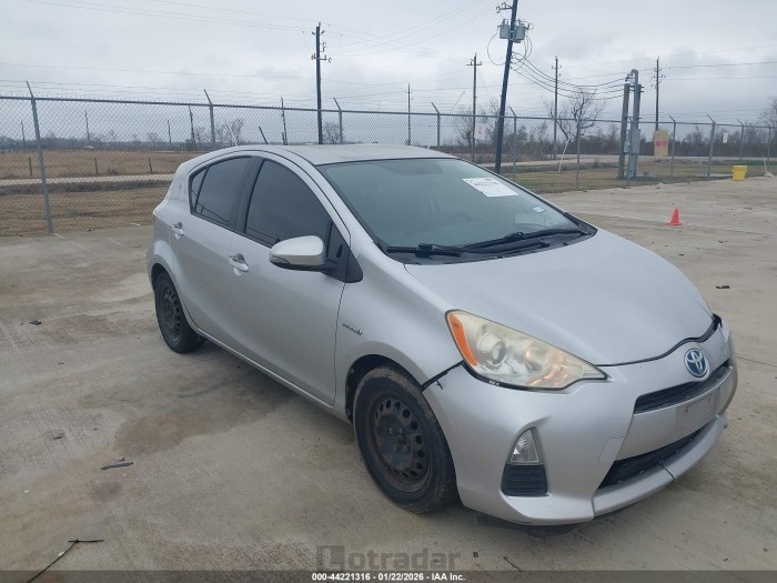 Toyota Prius c 2013 VIN JTDKDTB36D1044798