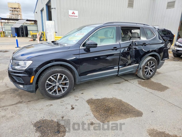 Volkswagen  2018 VIN 3VV3B7AX1JM033052