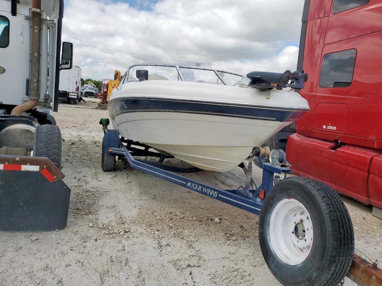 FOUR WINNS FISH AND S 2002 VIN GFNML108B202 photo 9